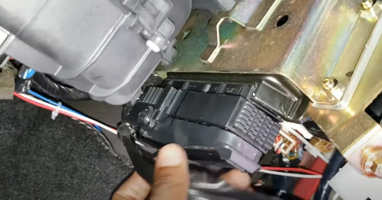 How to Remove ECU from 2005-2006 Nissan Altima SE-R
